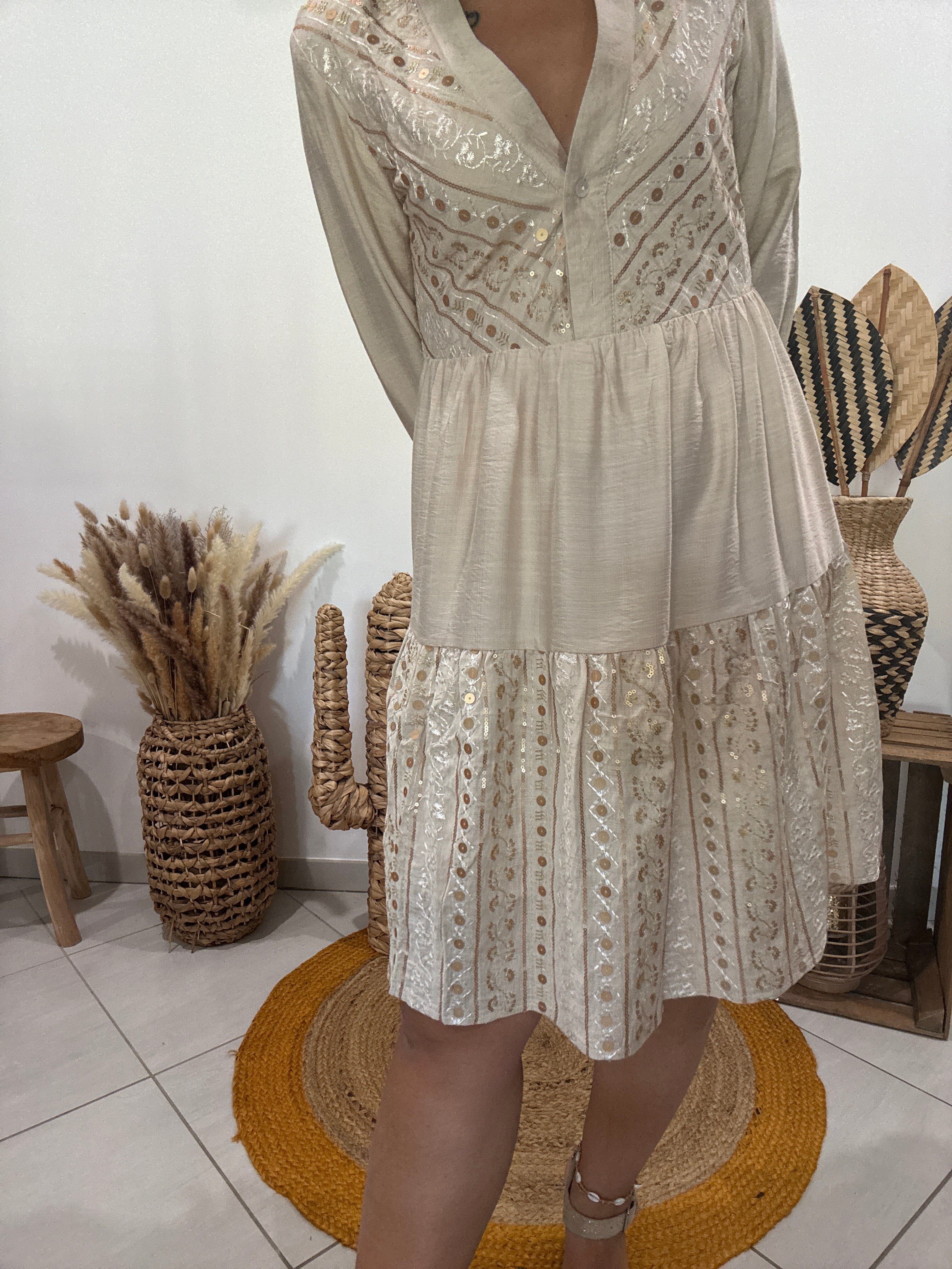 Robe courte fluide à broderies beige