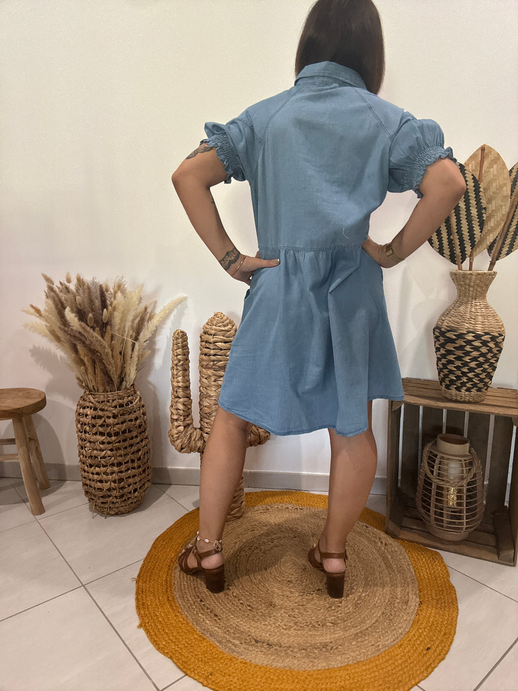 Robe en jean bleu à manches bouffantes