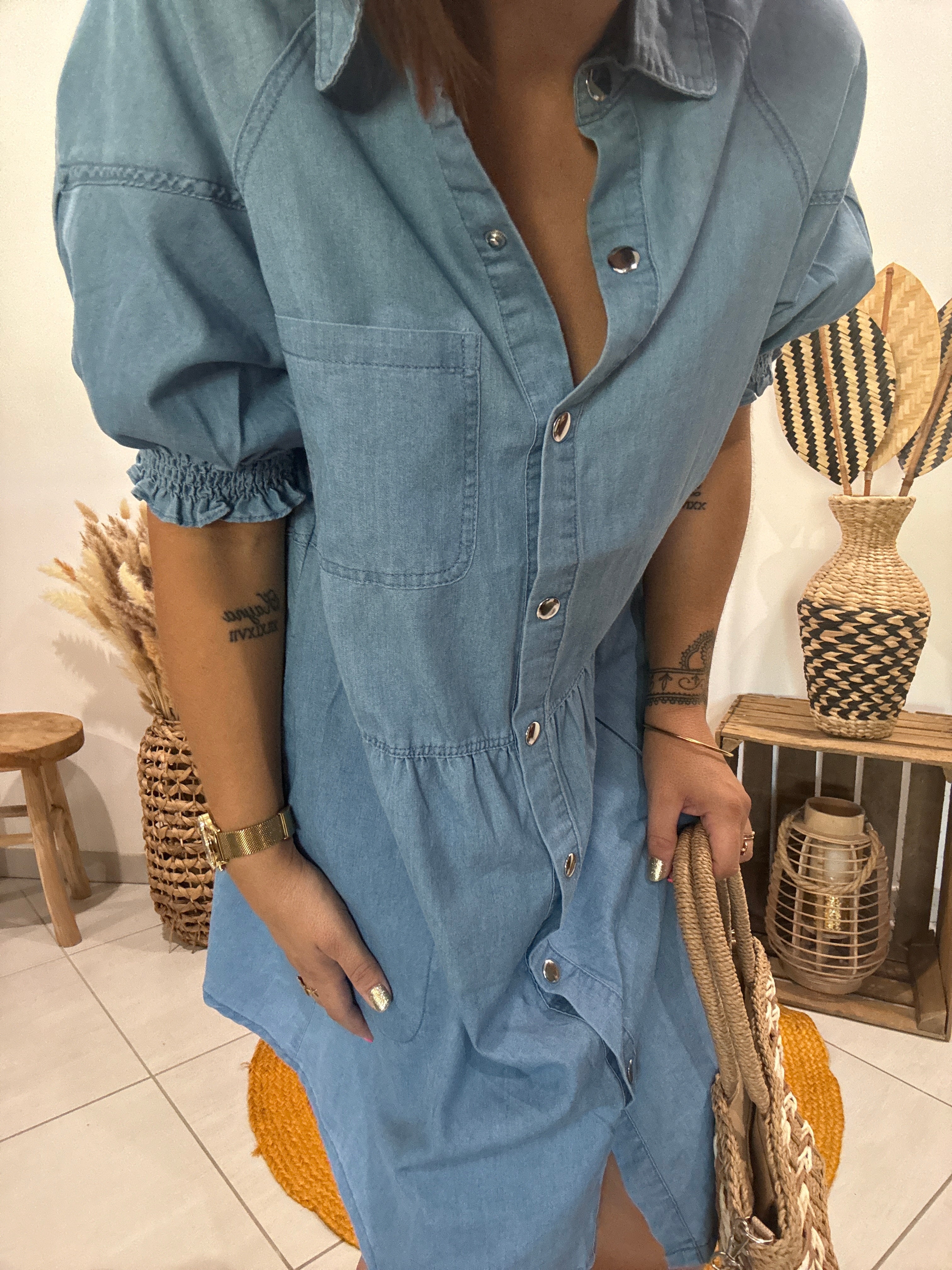 Robe en jean bleu à manches bouffantes