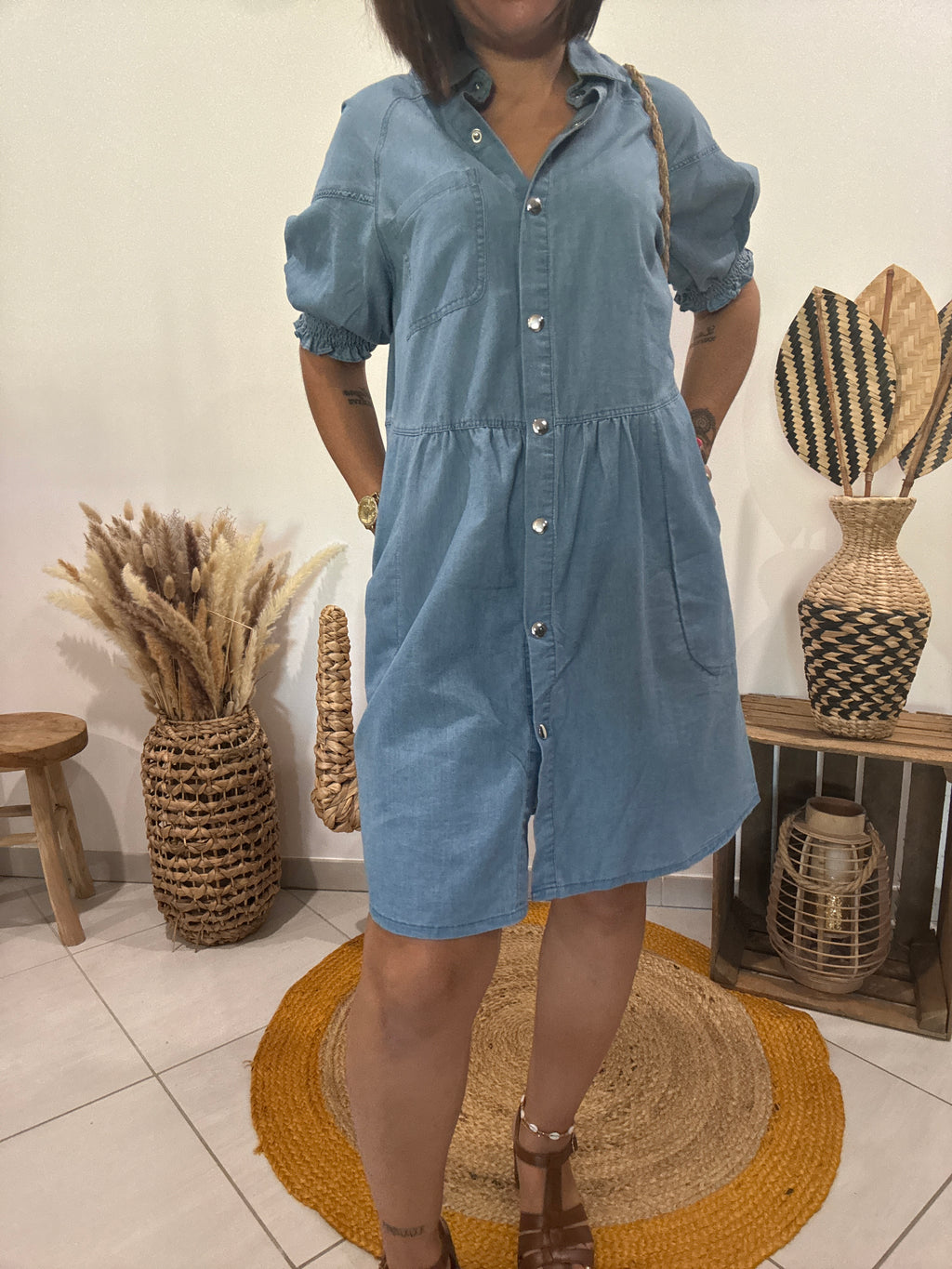 Robe en jean bleu à manches bouffantes