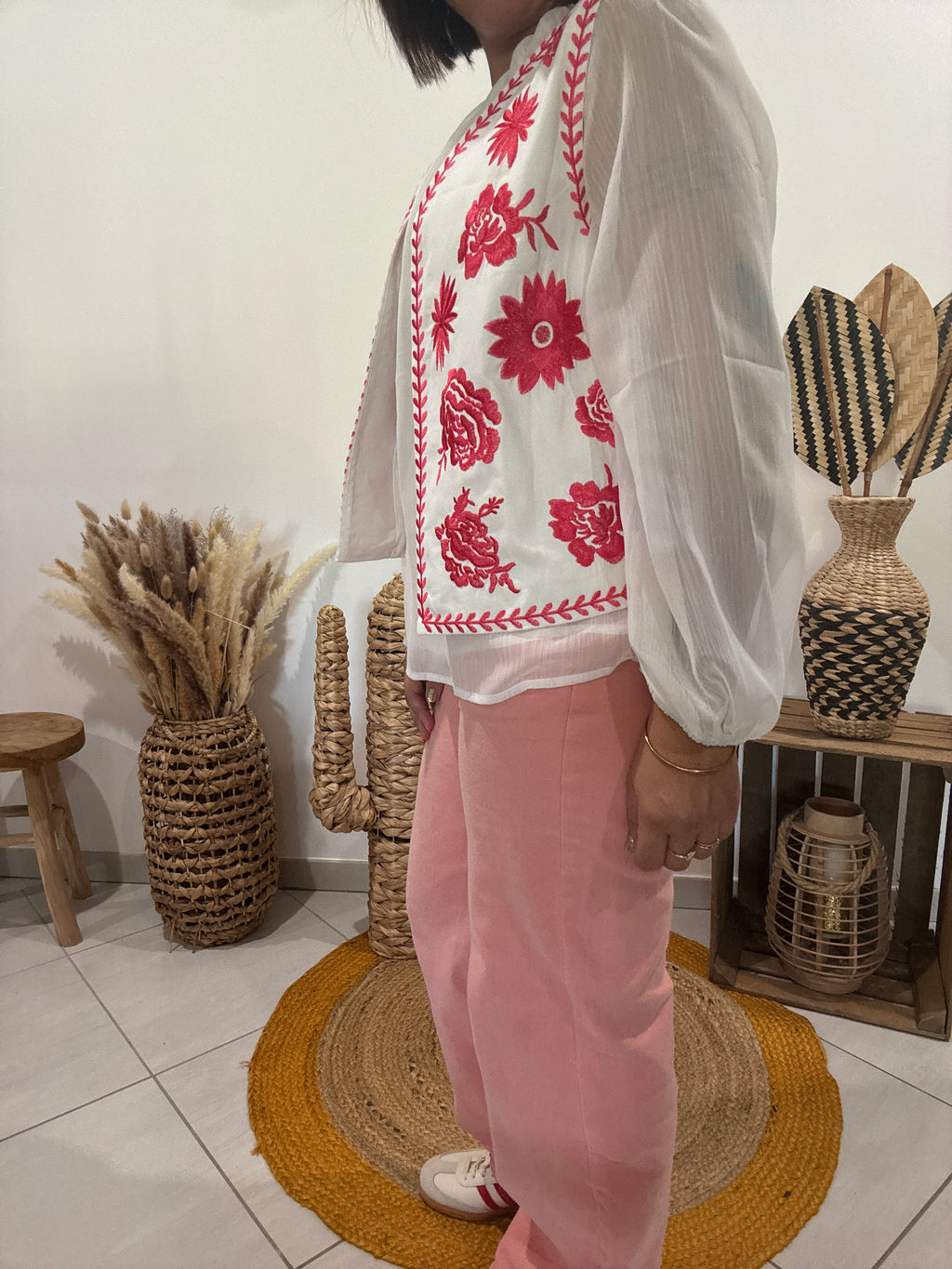 Gilet blanc sans manches avec fleurs brodées rouges