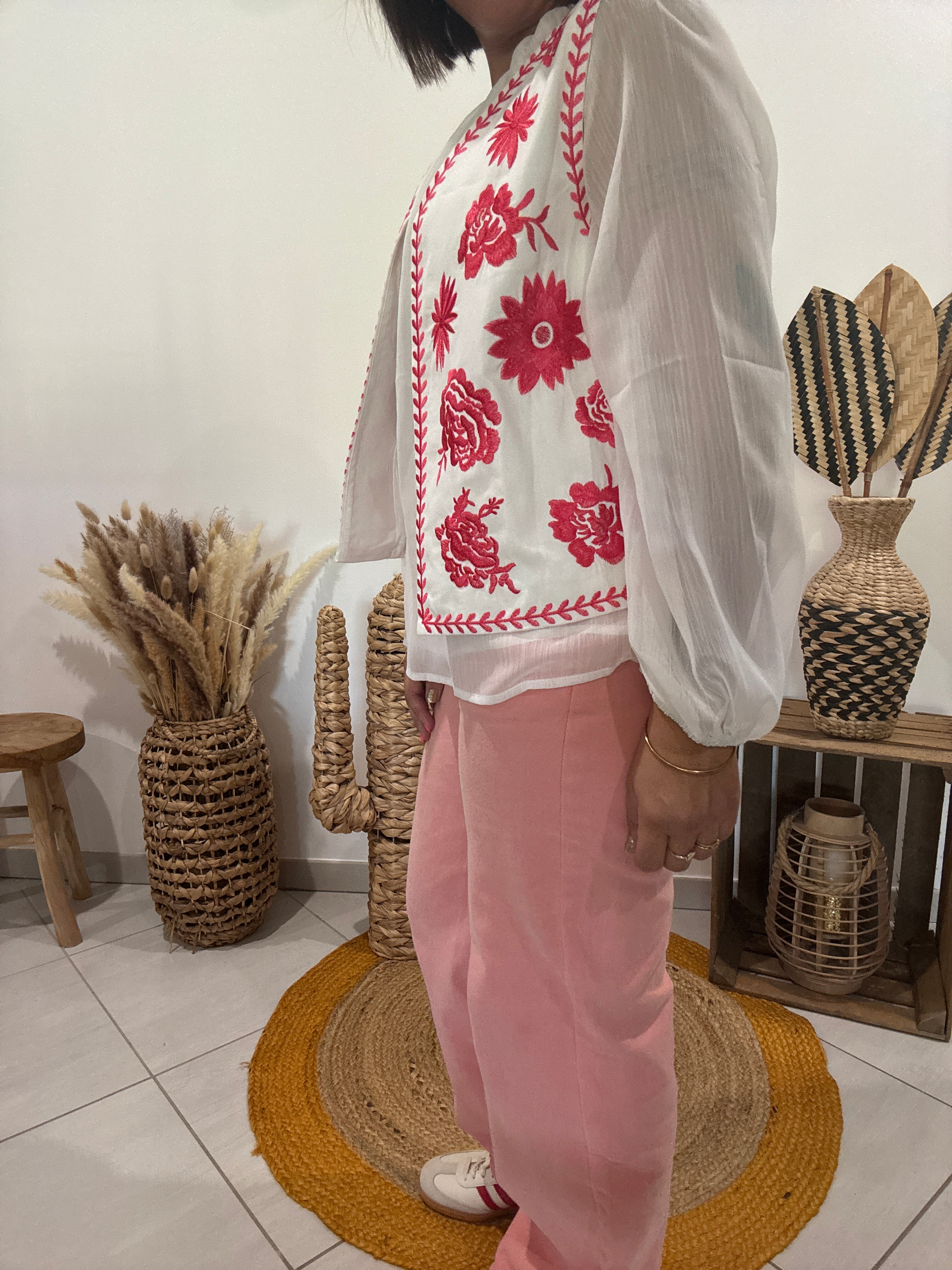 Gilet blanc sans manches avec fleurs brodées rouges