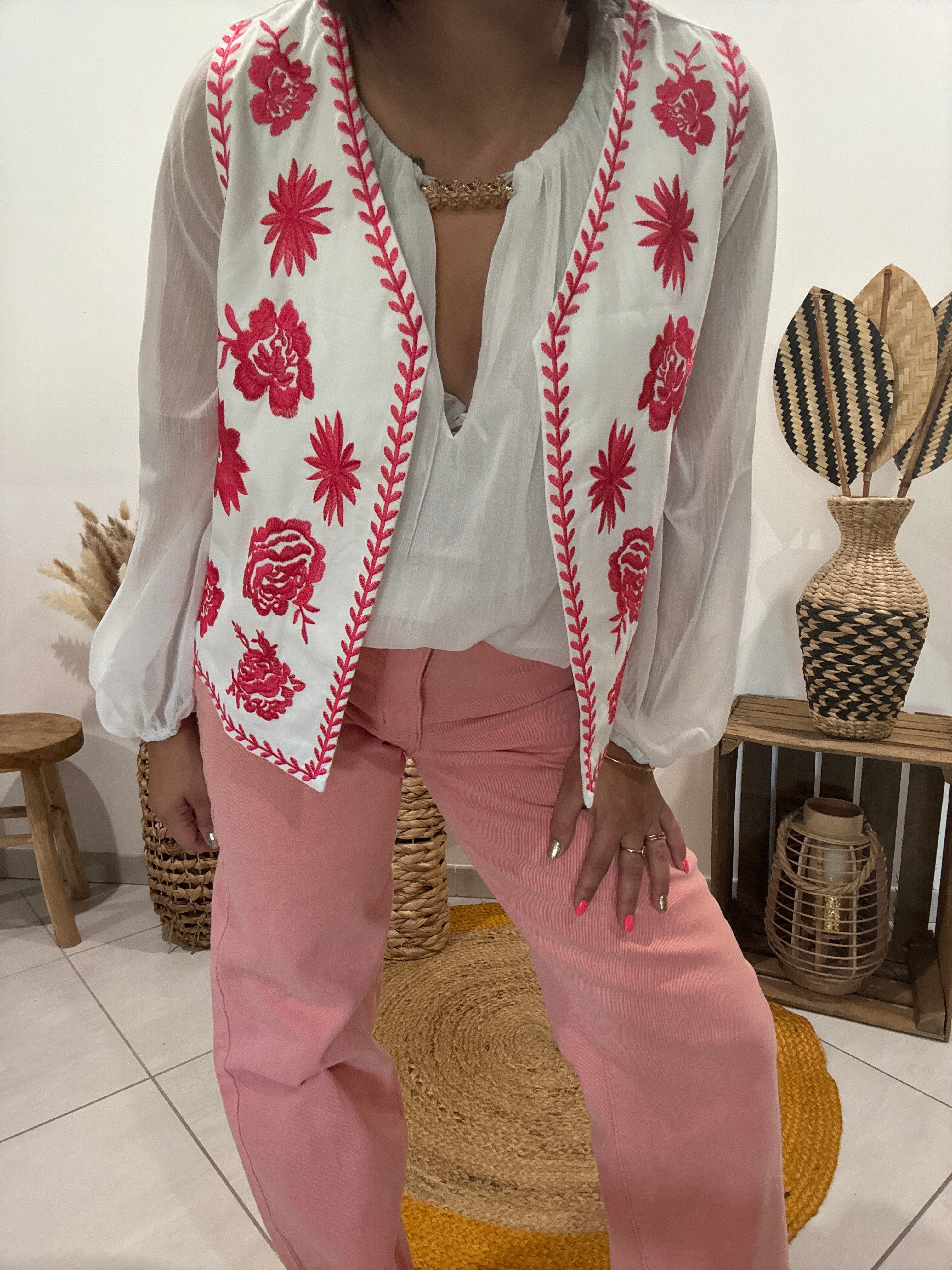 Gilet blanc sans manches avec fleurs brodées rouges