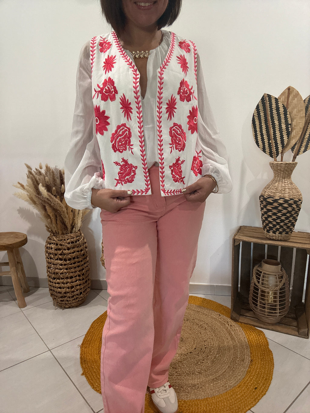 Gilet blanc sans manches avec fleurs brodées rouges