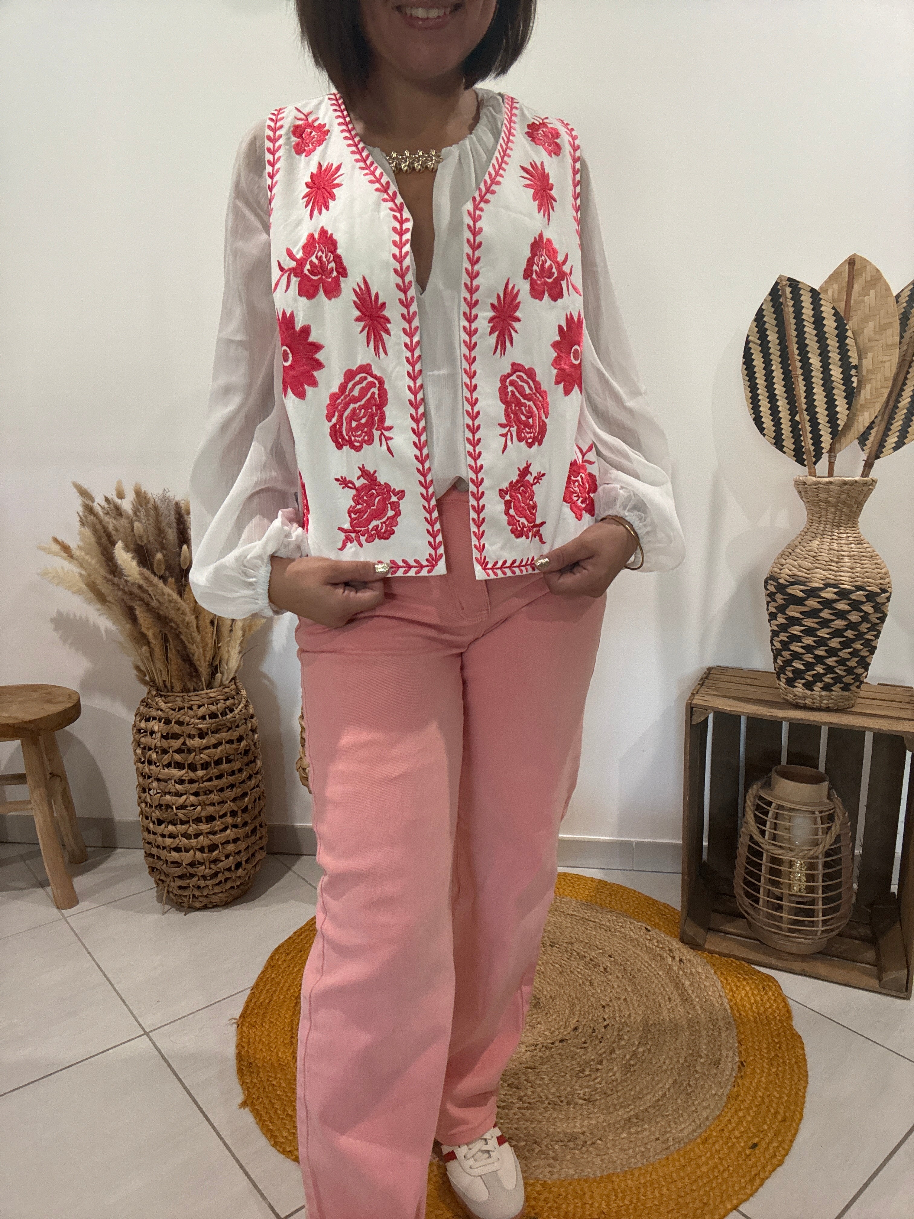 Gilet blanc sans manches avec fleurs brodées rouges