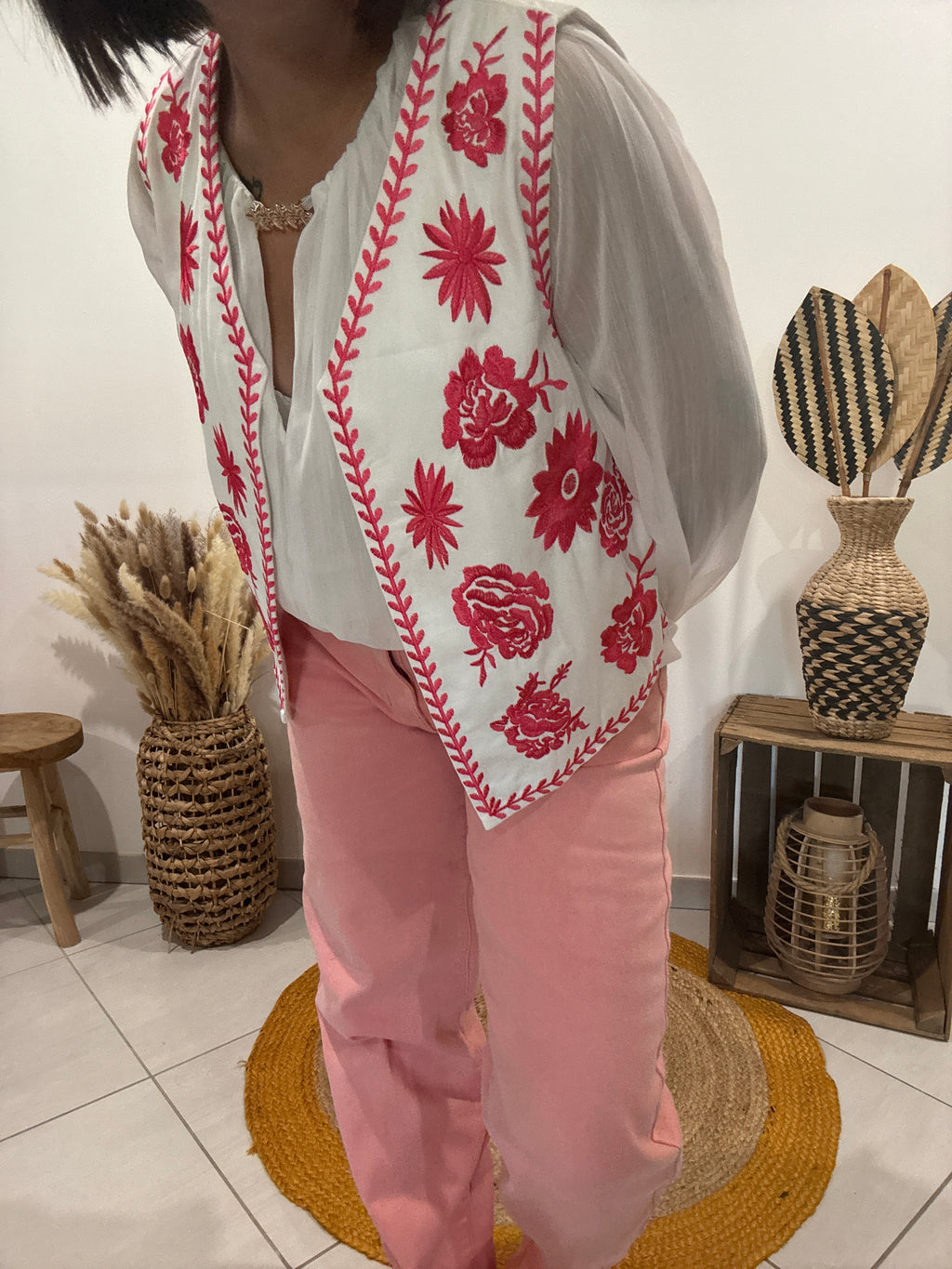 Gilet blanc sans manches avec fleurs brodées rouges