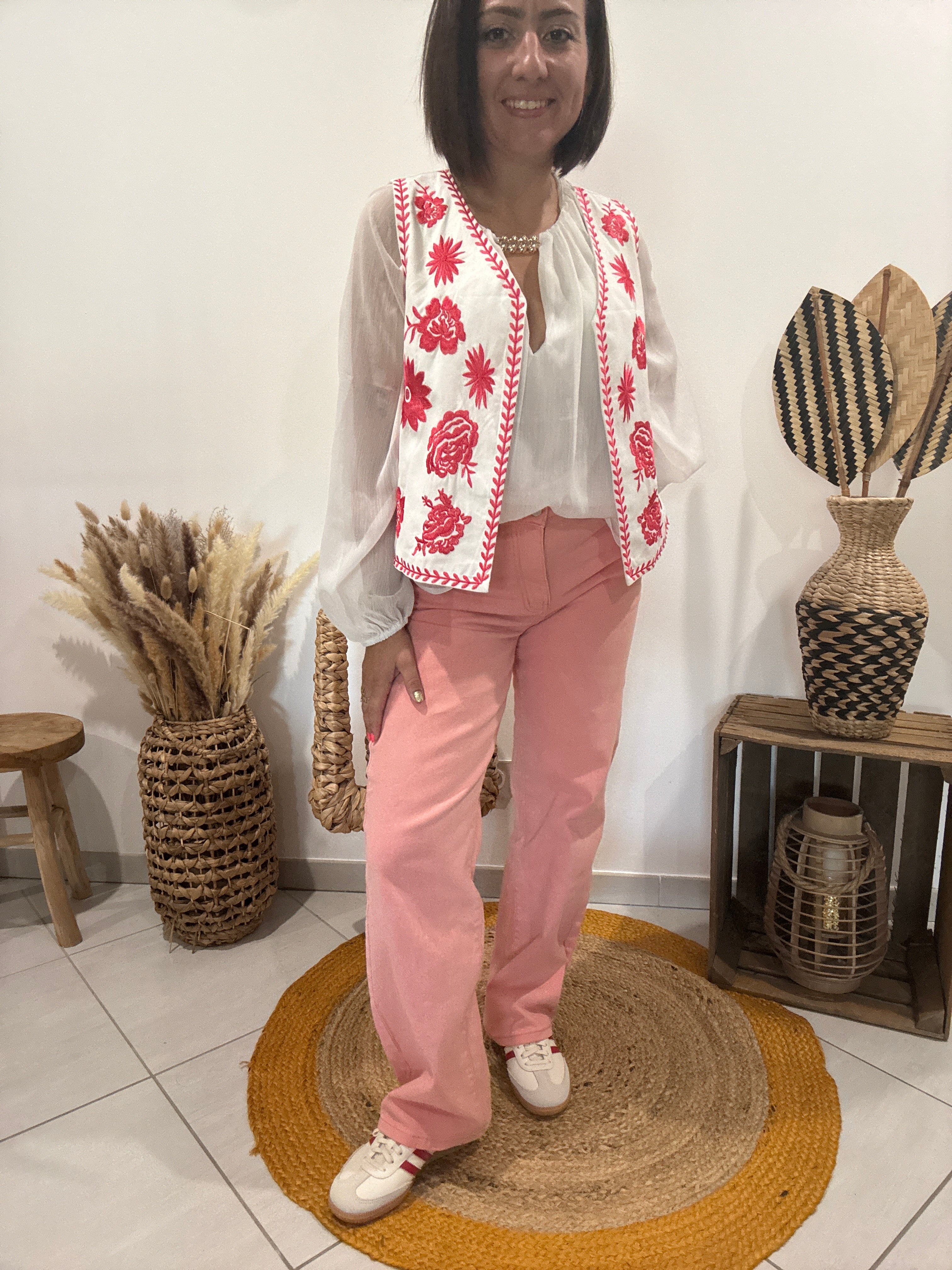 Gilet blanc sans manches avec fleurs brodées rouges