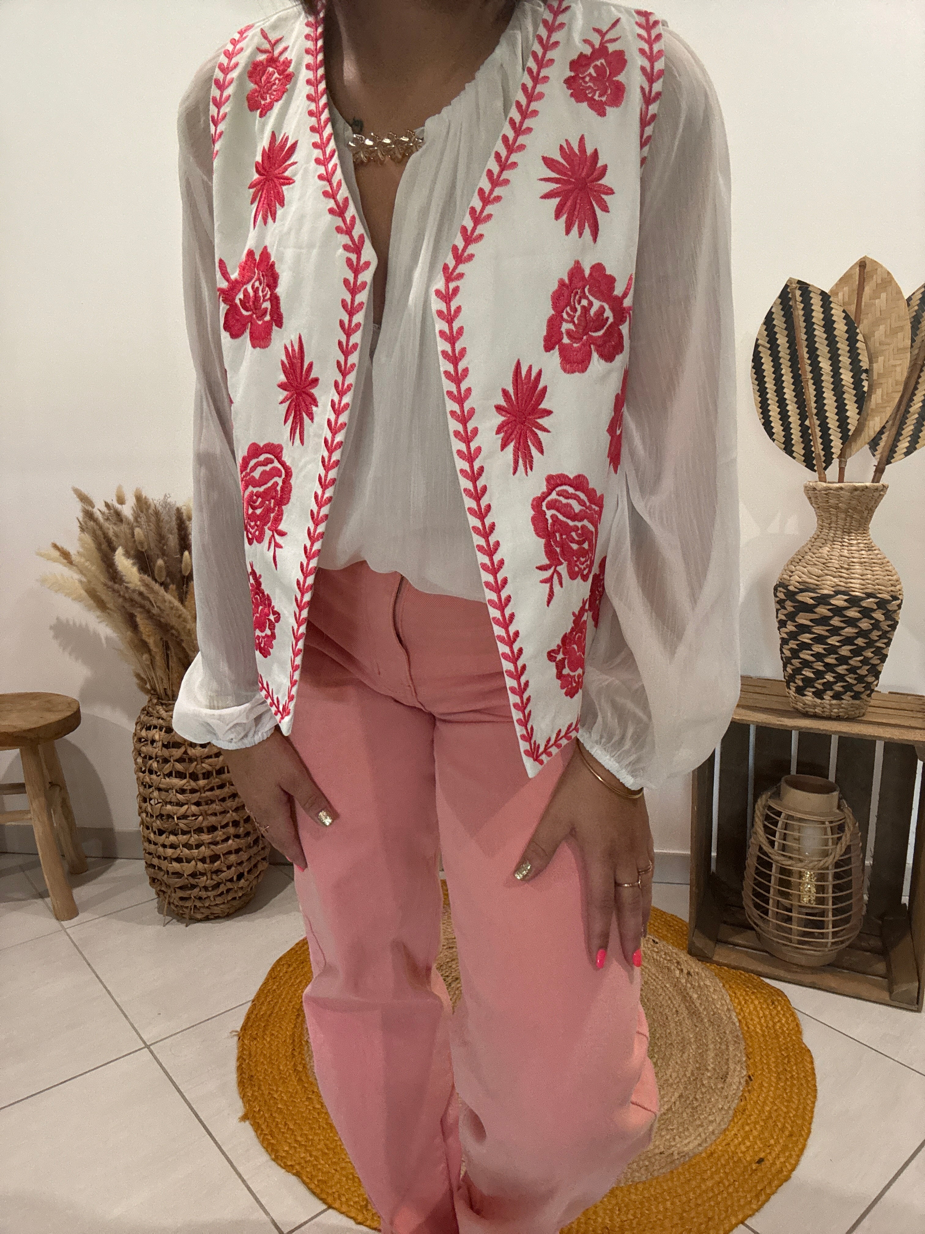 Gilet blanc sans manches avec fleurs brodées rouges