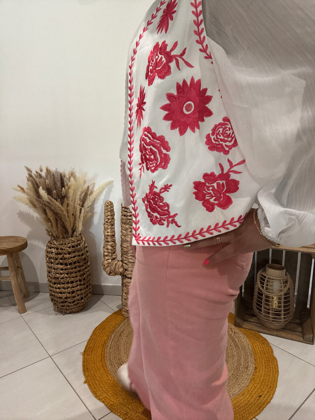 Gilet blanc sans manches avec fleurs brodées rouges