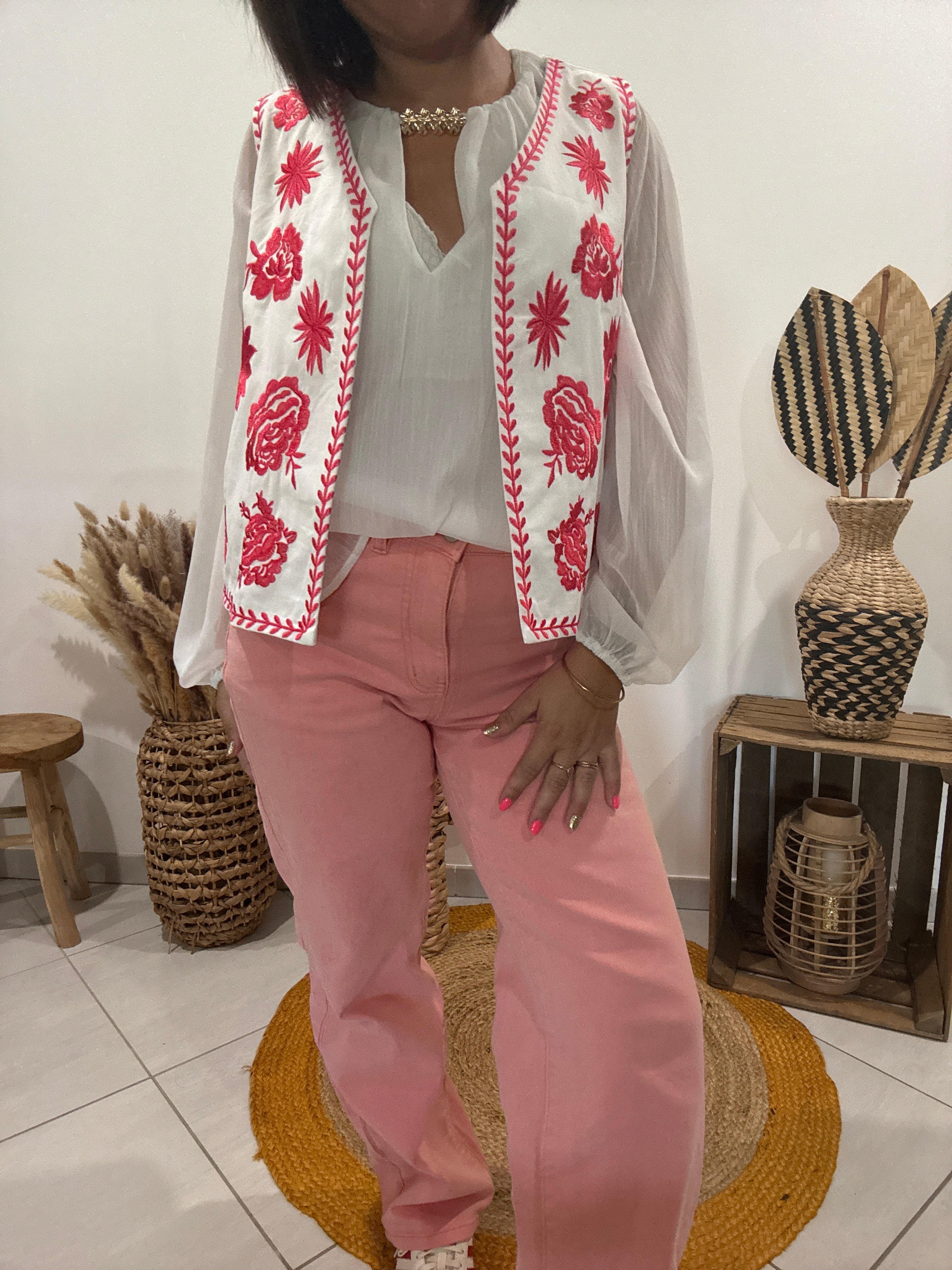 Gilet blanc sans manches avec fleurs brodées rouges