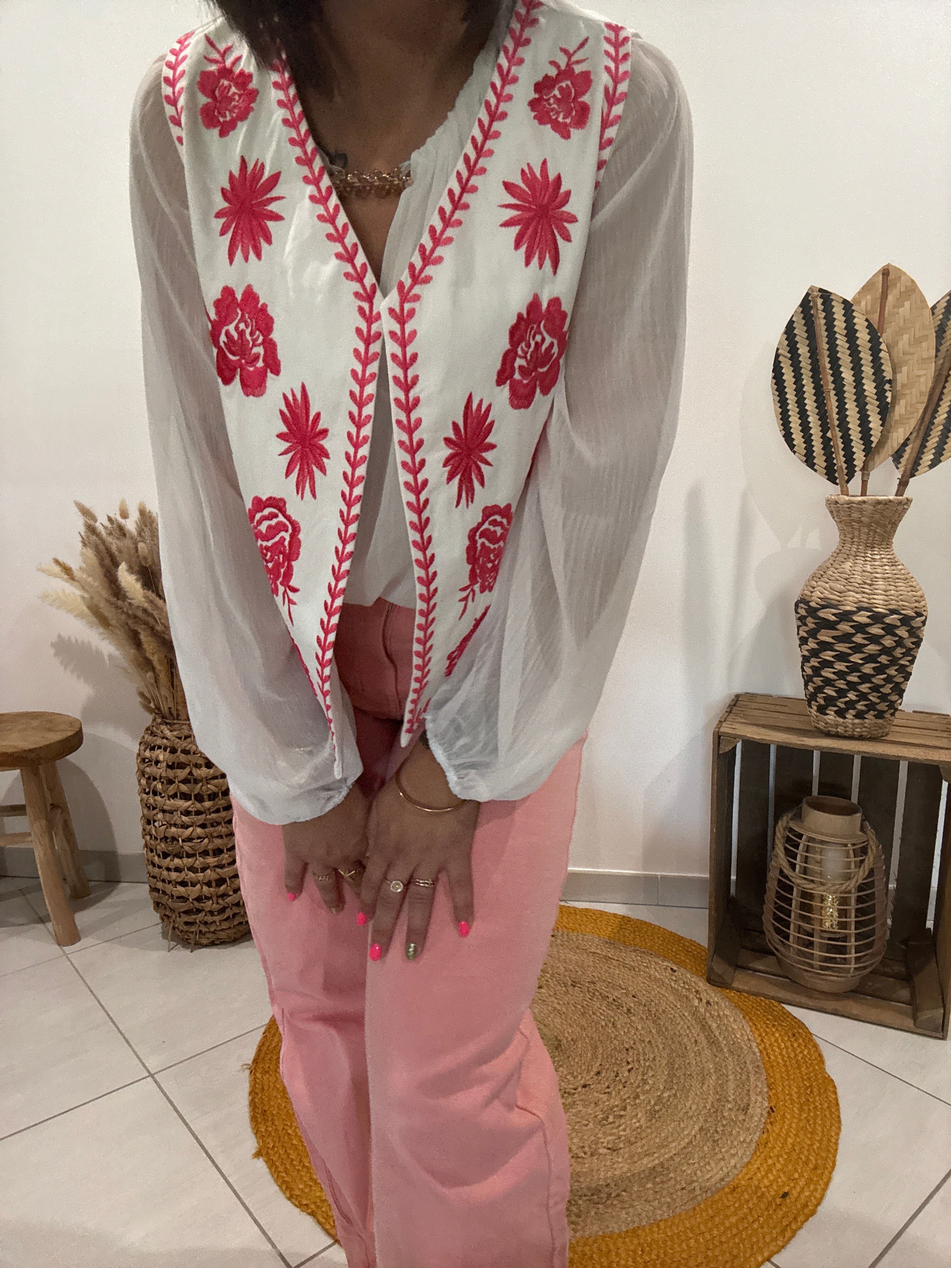 Gilet blanc sans manches avec fleurs brodées rouges